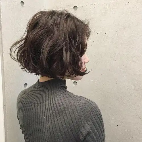 短发做个纹理烫不老气又时尚