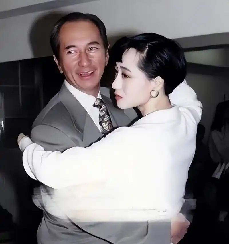 亚洲美女利智与武打明星李连杰婚姻幸福,多年如一日恩爱不减