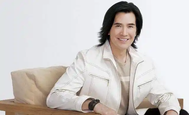 59岁费翔过生日,一改大叔模样,笑到镜头迷糊却依旧帅气_歌曲_穿着