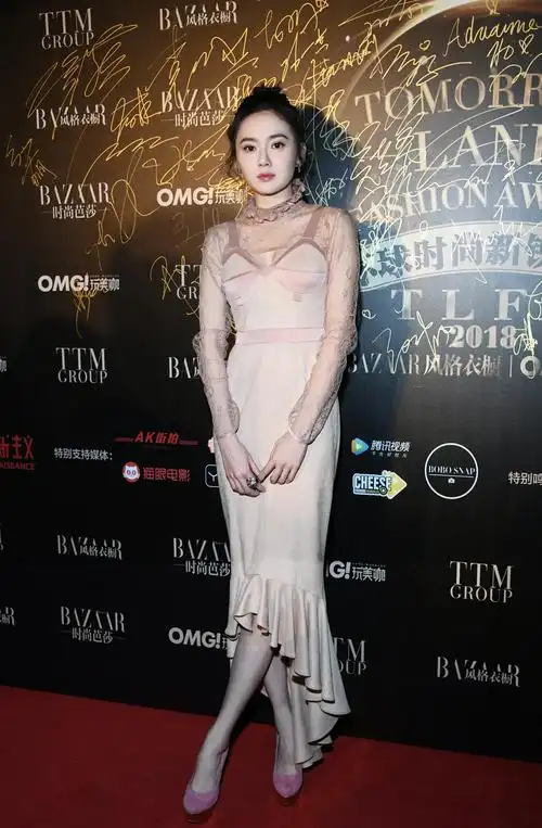 江铠同亮相芭莎环球时尚大赏 斩获最具时尚风格奖