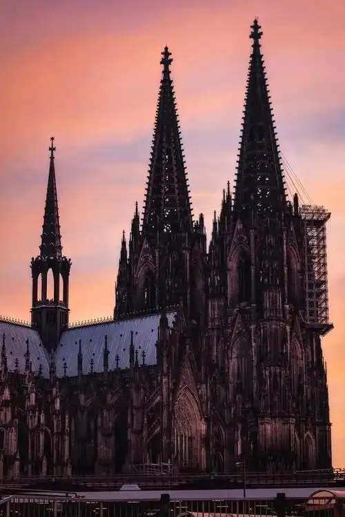 哥特式建筑十字平面的特点是怎样的