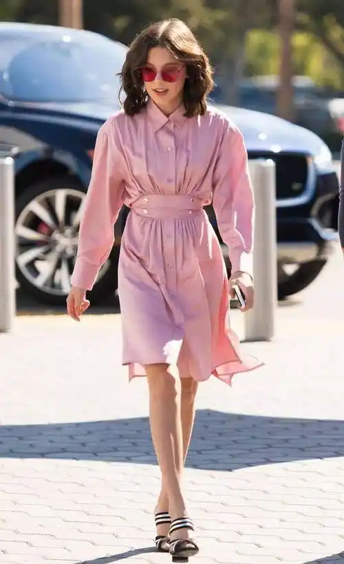 而且樱粉色连衣裙对年龄的包容性也很强,年轻女性更显活力元气,30,40