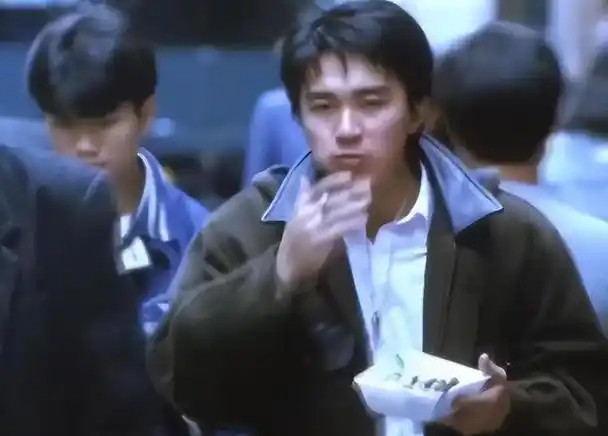 同是吃盒饭镜头把阮经天和周星驰周润发放一起看差距就出来了