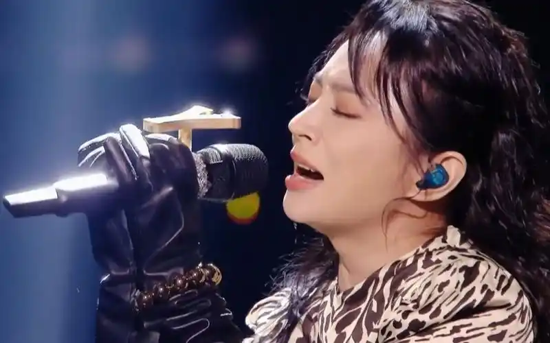 詹雯婷再唱《我们的爱》惊艳全场,一开口,仿佛青春回来了!