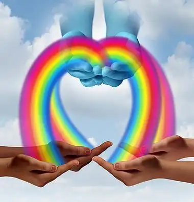 给希望概念作为在天空倾吐的彩虹颜色的杯形手给社区成员作为帮助和