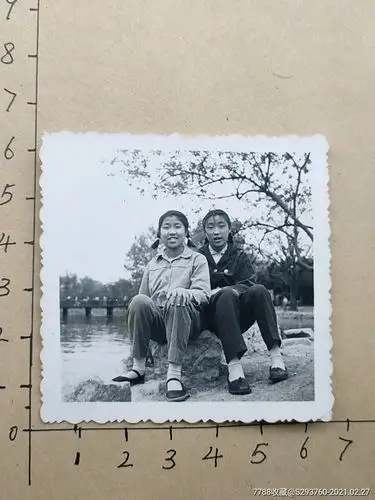 八十年代,两学生美女湖边合影_老照片_九龙河人【7788收藏__收藏热线