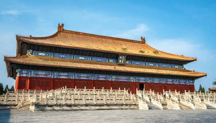 在中国古建筑的屋顶上!