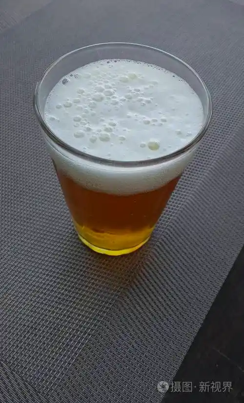 桌子上的一杯冷啤酒照片-正版商用图片1s3rru-摄图新视界