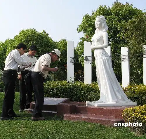 港媒忆邓丽君公开两段感情 成龙叹"真该珍惜她"