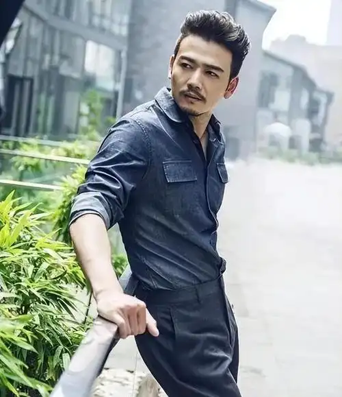 谭凯,看谭凯的络腮胡造型,感觉有种船长的味道!