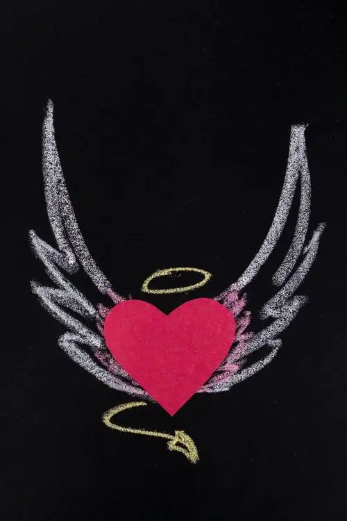 粉色爱心后的小翅膀