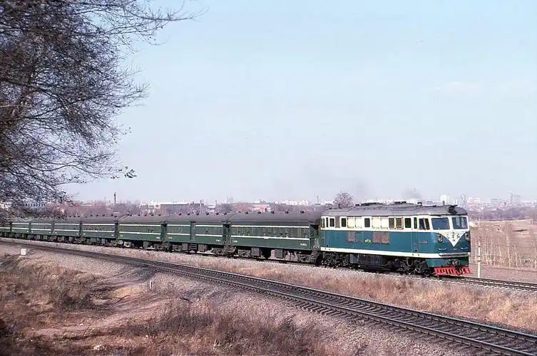 东方红3型内燃机车(四方机车车辆厂生产的内燃机车)_尚可名片