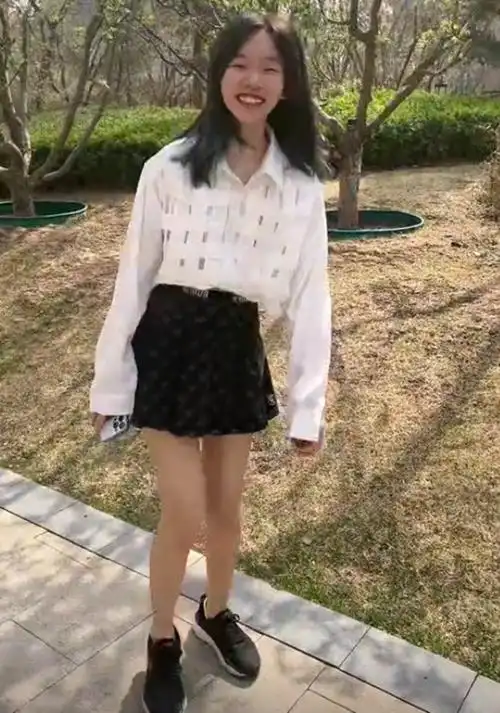 曝光的视频中,王芳没有露面,只有15岁女儿田婉濛出镜.