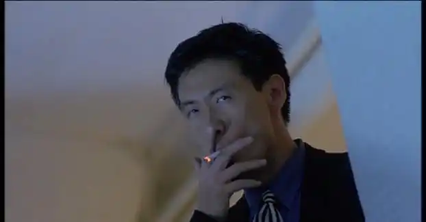 郭富城,抽个烟还这么腼腆,看起来比较业余