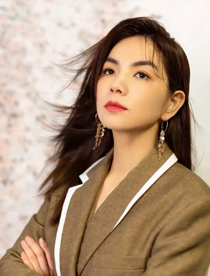 39岁ella气质现身:为人母后女人味更足,印花雪纺衬衫成熟有内涵_牛仔