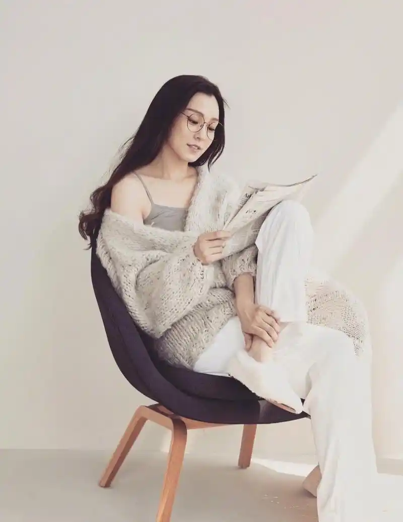 范玮琪太嫩了衬衫搭背带裤温柔甜美在家就能调教老公