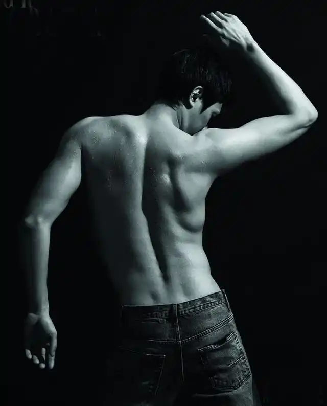 冯绍峰半裸露背秀肌肉 阳刚硬朗型男