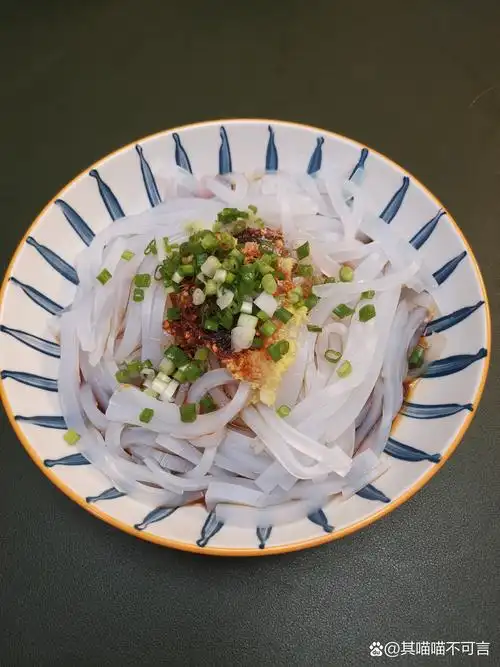 楼下超市卖的这个凉粉真心不错,q弹爽滑,还不容易碎,买回来自己调点