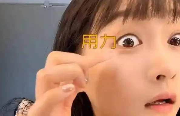 有一种大胆叫关晓彤卸妆,用力过猛把嘴巴擦变形,颜值过于真实了_视频