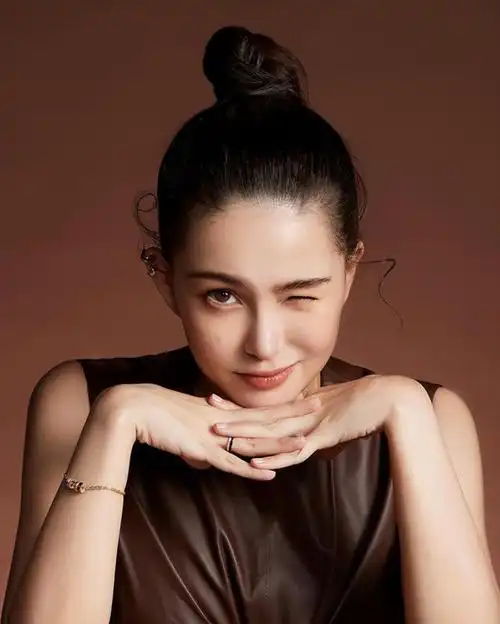 周杰伦娇妻昆凌晒泳池美照,穿吊带曲线吸睛,生三胎身材不走样