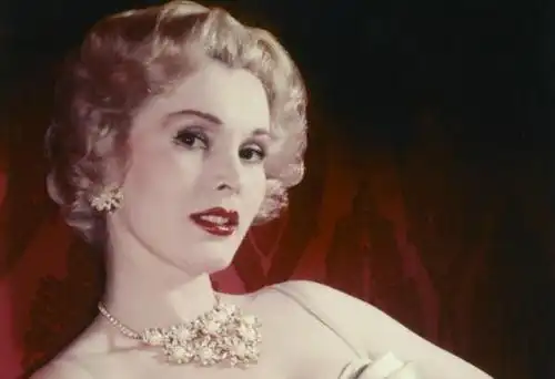 如果说邓文迪靠升级老公来上位,那莎莎·嘉宝可以说是一生都在被权贵