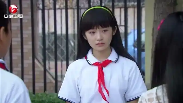 夜市人生:文娟被晶晶欺负,浩华见状,想跟着对方找到父亲