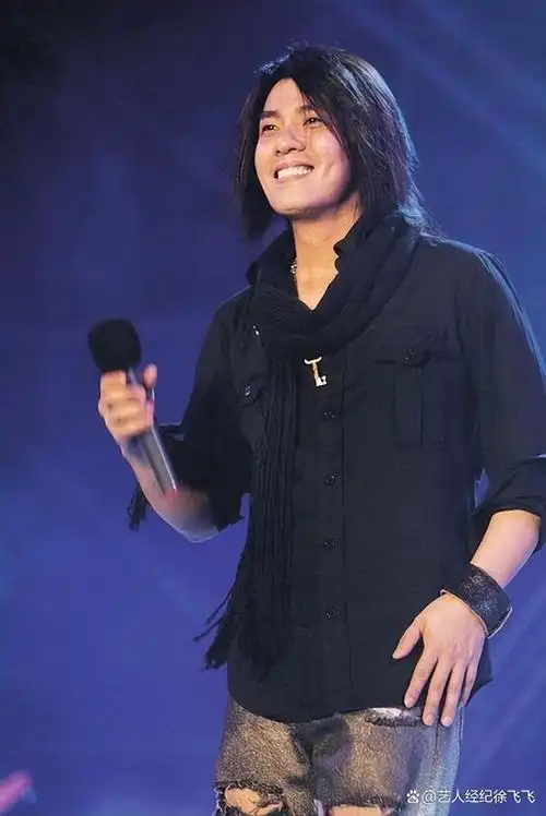 阿杜(ado),本名杜成义,1973年3月11日出生于新加坡,新加坡华人男歌手.