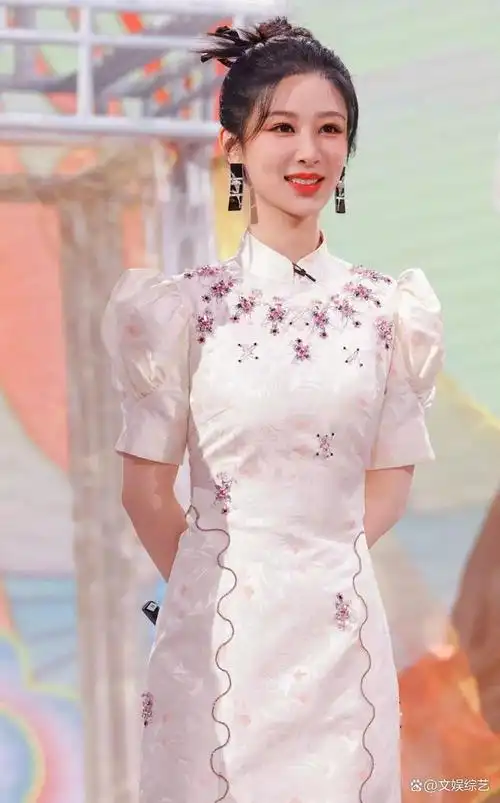 看着杨紫在综艺节目中的表现,简直也太可爱了,身穿一身旗袍装,精致的
