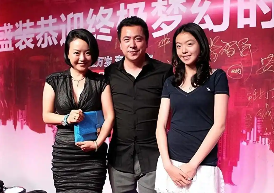 王中磊老婆看霍思燕的眼神火了!三分不屑七分恨意,饱含太多故事