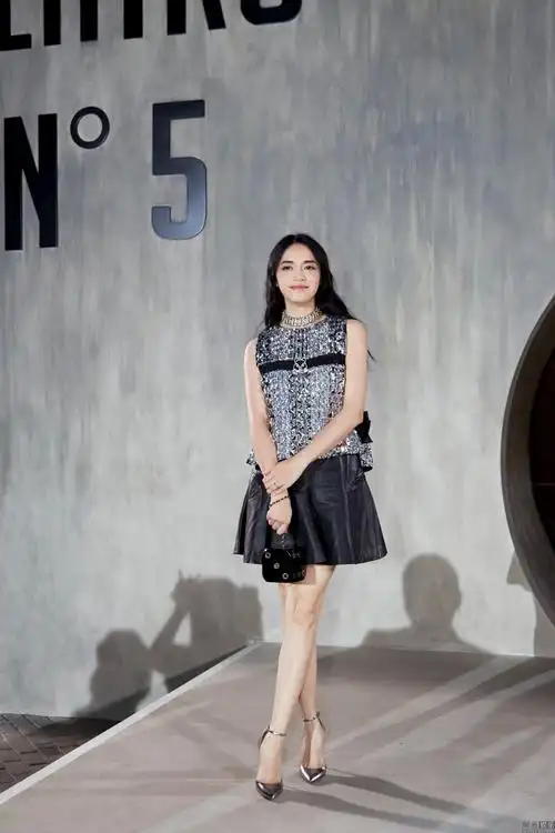 姚晨出席时尚发布会秀美腿