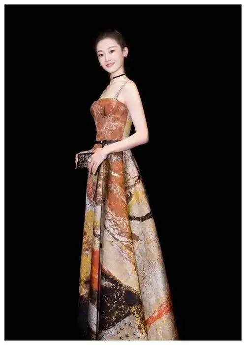 原创冯女郎苗苗终于高调穿报纸衫搭长靴这腿瘫痪了多少服务器