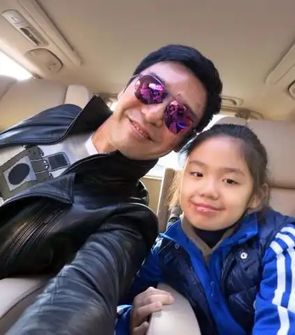 钟镇涛携女儿美国赌城过圣诞图