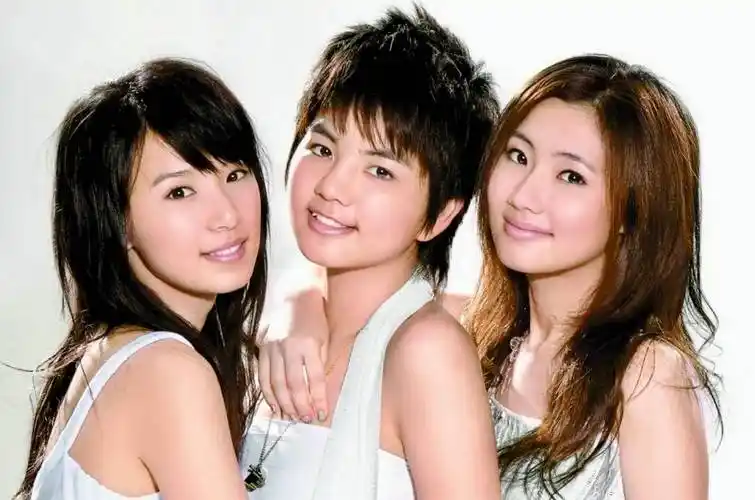 田馥甄,陈嘉桦组成的she组合正式出道,开始了演艺之路,,任家萱(selina