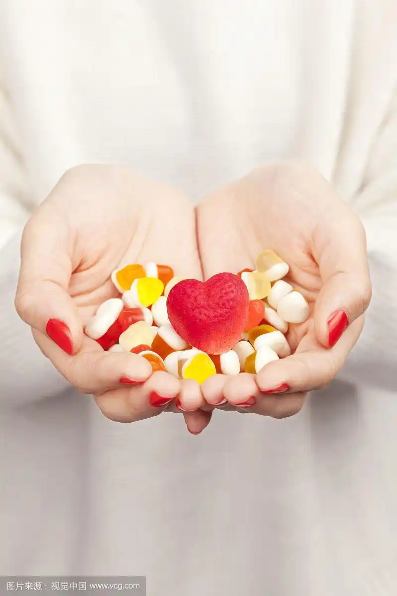 情人节手部拿糖果特写