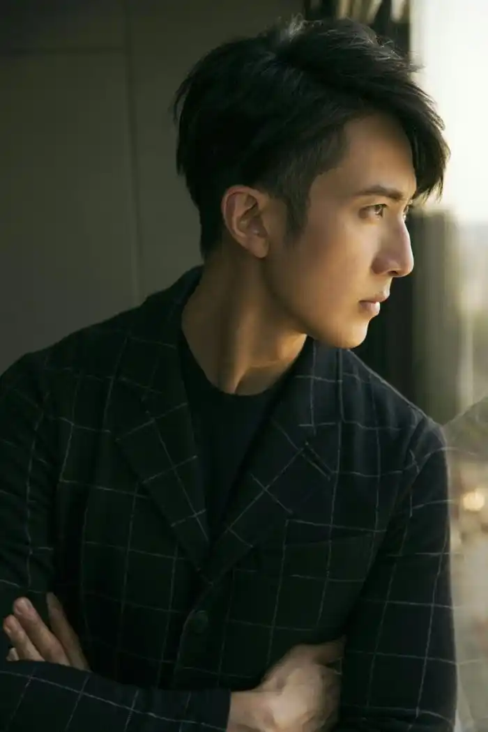 38岁的吴尊看起来还是那么年轻,时尚打扮帅的不要不要的