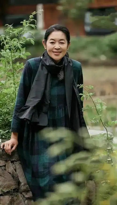 63岁倪萍穿高领衫灯笼裤户外拍写真变瘦的她像换了一个人