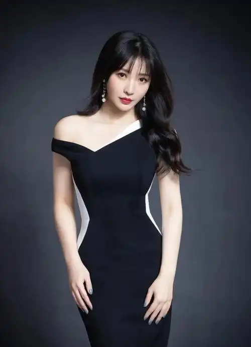 时尚女神柳岩魅力写真:气质迷人,天生丽质!