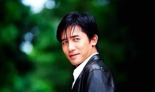 梁朝伟回国两鬓斑白在路上之普通人电影投资穿4000多衬衣肌肉紧实