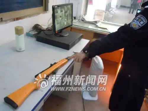 少年持玩具枪射穿对面住户玻璃 被警方依法没收