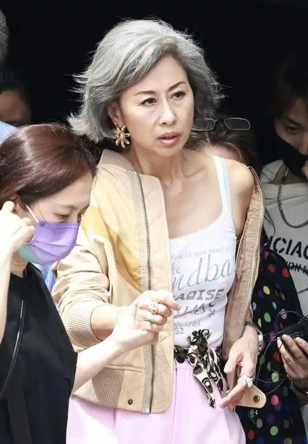 被叶倩文惊艳到:头发花白却不显老,衣服简单减龄,颜值超高_效果_上衣