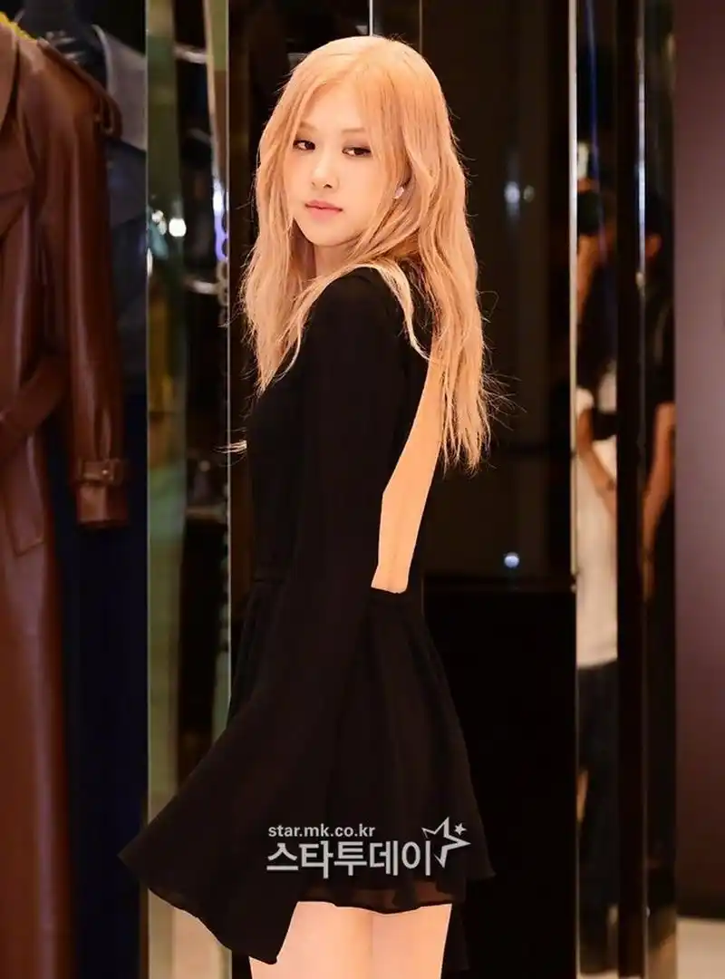 ros07朴彩英亮相首尔ysl快闪店活动,白到发光的彩英,人美腿美背也美