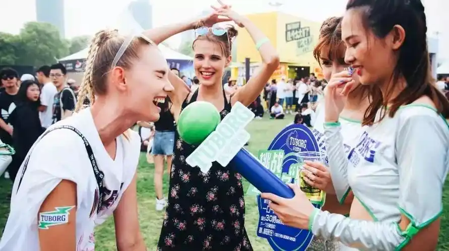 美裂屏长腿妹子惊艳京沪草莓音乐节