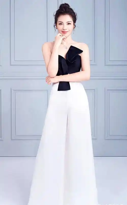 刘涛41岁了还这么不低调,穿时尚裙身材太惊艳,气质好到认不出_年龄