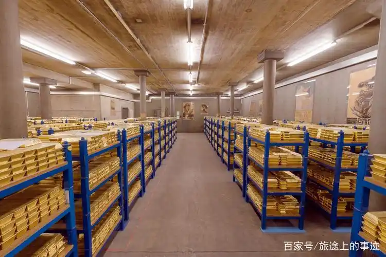 这个封闭式的金库,没有一个通往外界的大门,只能通过一个重达90吨的