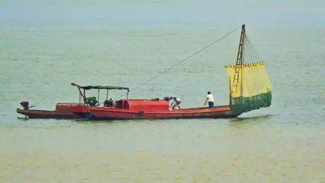 赣江电鱼乱象:大量渔船拉"电拖网"捕鱼!渔网沉入江心躲追查