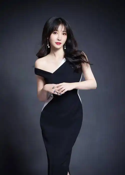 40岁柳岩身材好到爆高级穿搭显气质丰腴美好太撩人了吧