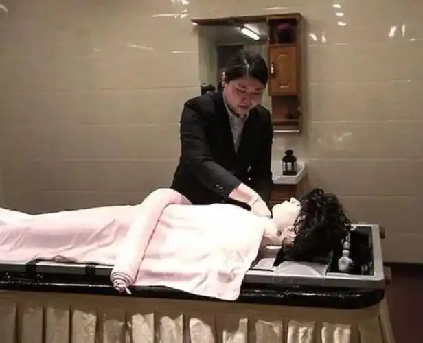 回顾为何不能用手触摸逝者遗体难道入殓师也有着不同的禁忌