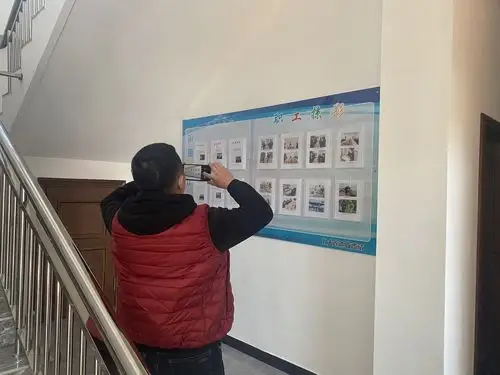 对职工掠影墙进行拍照,表示回去借鉴.