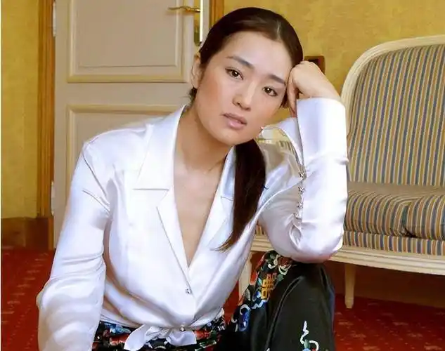 58岁巩俐近照吓坏网友, 胖到快200斤了,"千面巩皇变成老奶奶"了