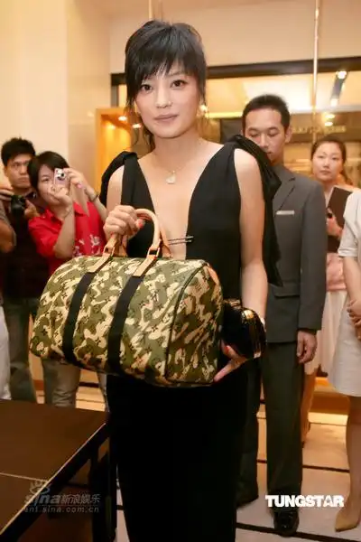 组图:赵薇超低胸礼服秀性感 现身奢侈名店开张